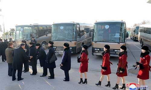 Phái đoàn ủy ban Olympic của Triều Tiên rời Bình Nhưỡng tới Hàn Quốc dự Olympic mùa đông thứ 23 - Ảnh: REUTERS
