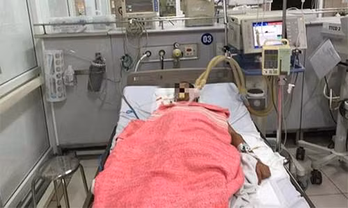 Bệnh nhân ngộ độc rượu đang điều trị tại Trung tâm chống độc (BV Bạch Mai)