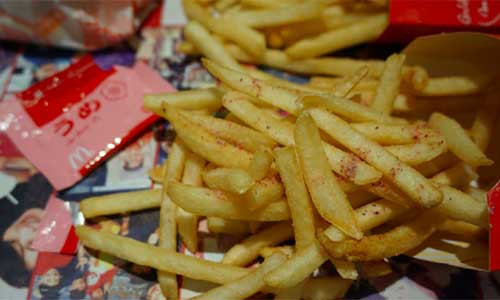 Chất dimethylpolysiloxane trong món khoai tây chiên của một số thương hiệu đồ ăn nhanh được tin là có thể giúp kích thích sự phát triển của tóc. Ảnh minh họa: Nextshark