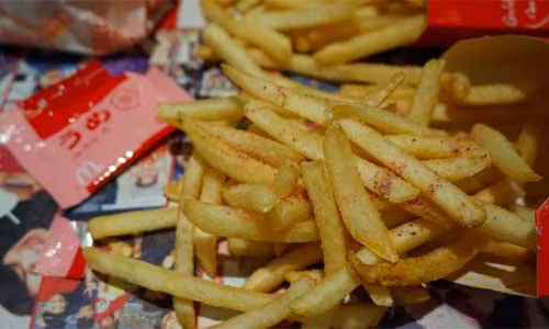 Chất dimethylpolysiloxane trong món khoai tây chiên của một số thương hiệu đồ ăn nhanh được tin là có thể giúp kích thích sự phát triển của tóc. Ảnh minh họa: Nextshark