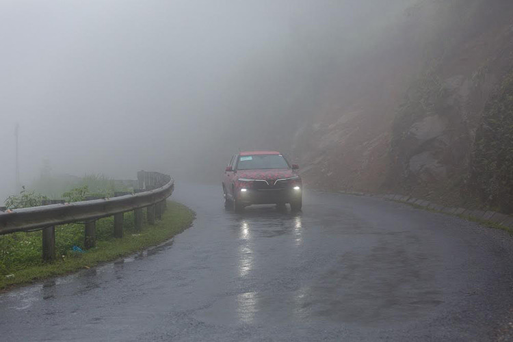 Sau khi tới Thành phố Hồ Chí Minh và ngược ra Hà Nội, hai mẫu xe VinFast bắt đầu chinh phục địa hình “khó nhằn” nhất Việt Nam là các tỉnh Tây Bắc. Tổng hợp các loại thời tiết khắc nghiệt như sương mù, mưa phùn trên đường đèo dốc, trơn trượt đã xuất hiện ngay khi xe di chuyển lên Hà Giang và Đồng Văn. Hai mẫu xe của VinFast như những chiến binh bền bỉ bất chấp thời tiết, địa hình hiểm trở.