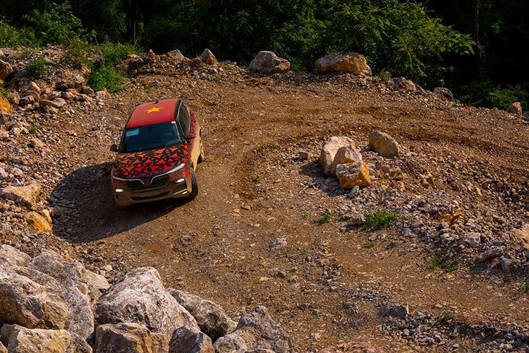 Dù đối mặt với những đoạn đường đầy đá sỏi chưa hoàn thiện ở Cao Bằng, những khúc cua tay áo với một bên là bờ vực trên cung đường địa đầu tổ quốc (Lũng Cú – Hà Giang), hay những đoạn đường đất đầy ổ trâu, ổ voi…, VinFast Lux SA2.0 vẫn dễ dàng vượt qua.