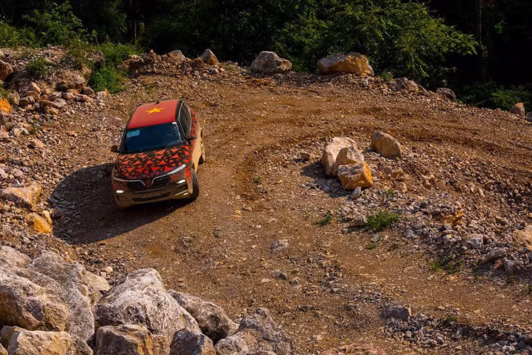 Dù đối mặt với những đoạn đường đầy đá sỏi chưa hoàn thiện ở Cao Bằng, những khúc cua tay áo với một bên là bờ vực trên cung đường địa đầu tổ quốc (Lũng Cú – Hà Giang), hay những đoạn đường đất đầy ổ trâu, ổ voi…, VinFast Lux SA2.0 vẫn dễ dàng vượt qua.