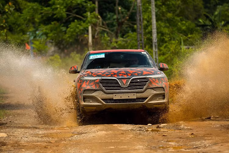 Hệ thống lái thủy lực cho cảm giác lái trung thực, hệ thống treo khí nén của cả hai xe có khả năng xử lý bề mặt đường tốt - êm nhưng vững, ôm cua không bị vặn xe và bồng bềnh. Hệ thống phanh hoạt động hiệu quả với cảm giác phanh ăn nhanh nhưng rất êm. Máy và hộp số kết hợp với nhau rất hợp lý, phản hồi nhanh với những thao tác thay đổi đột ngột của người lái.