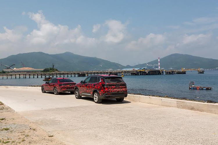 Quảng Bình đón bộ đôi xe VinFast bằng cái nắng nóng khắc nghiệt của miền Trung cộng thêm với làn gió biển mang hơi mặn của muối. Các chuyên gia đã tắt máy, phơi nắng chiếc xe ở ngoài trời Quảng Bình suốt 2 tiếng, chờ nhiệt độ trong xe lên cao tới 68 độ C mới bước vào. Đây là lúc hệ thống điều hòa không khí đã được nhiệt đới hóa của dòng xe Lux thể hiện tính ưu việt khi chỉ sau khoảng 10 phút bật điều hòa, không khí trong xe trở lại bình thường.