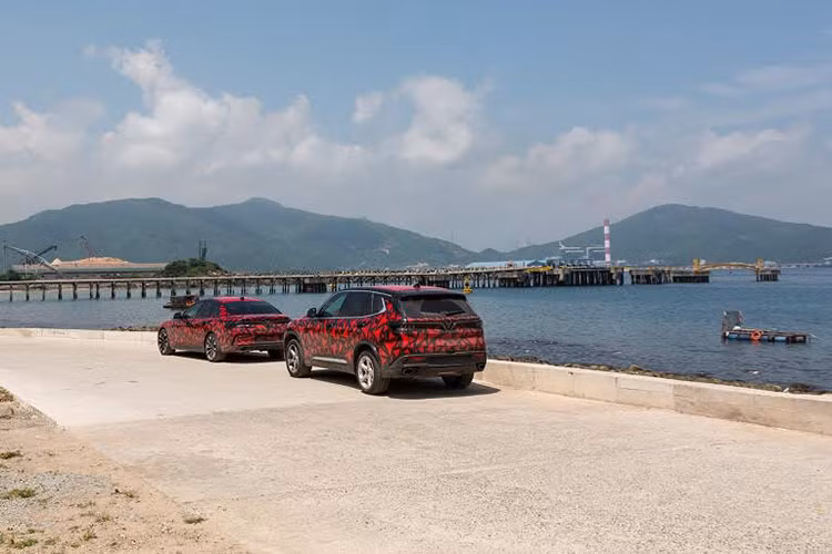 Quảng Bình đón bộ đôi xe VinFast bằng cái nắng nóng khắc nghiệt của miền Trung cộng thêm với làn gió biển mang hơi mặn của muối. Các chuyên gia đã tắt máy, phơi nắng chiếc xe ở ngoài trời Quảng Bình suốt 2 tiếng, chờ nhiệt độ trong xe lên cao tới 68 độ C mới bước vào. Đây là lúc hệ thống điều hòa không khí đã được nhiệt đới hóa của dòng xe Lux thể hiện tính ưu việt khi chỉ sau khoảng 10 phút bật điều hòa, không khí trong xe trở lại bình thường.