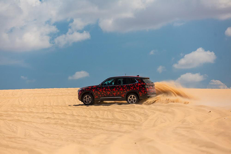 Những cồn cát trắng ngút tầm mắt ở Mũi Né cũng không thể cản bước hai chiếc Lux dù nhiệt độ ngoài trời ở đây luôn ở ngưỡng trên 40 độ C. Theo các chuyên gia, với điều kiện khắc nghiệt như vậy, nếu hoạt động liên tục, xe có thể bị sôi nước, thổi gioăng mặt máy, nhưng chiếc VinFast Lux SA2.0 vẫn nổ máy và chạy thử nghiệm cả ngày mà không gặp phải bất cứ vấn đề gì.