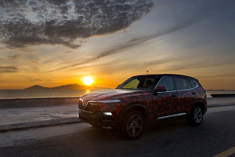 Một yếu tố cũng được các chuyên gia đánh giá cao là mức tiêu thụ nhiên liệu của xe trong suốt hành trình rất ấn tượng. Hiện tại, hai mẫu xe VinFast Lux A2.0 và Lux SA2.0 vẫn đang tiếp tục được kiểm thử các chức năng ở cả trong nước lẫn quốc tế.Với những kết quả tốt thu nhận được, dự kiến hai mẫu xe này sẽ được bàn giao đến tay khách hàng sớm hơn so với kế hoạch.