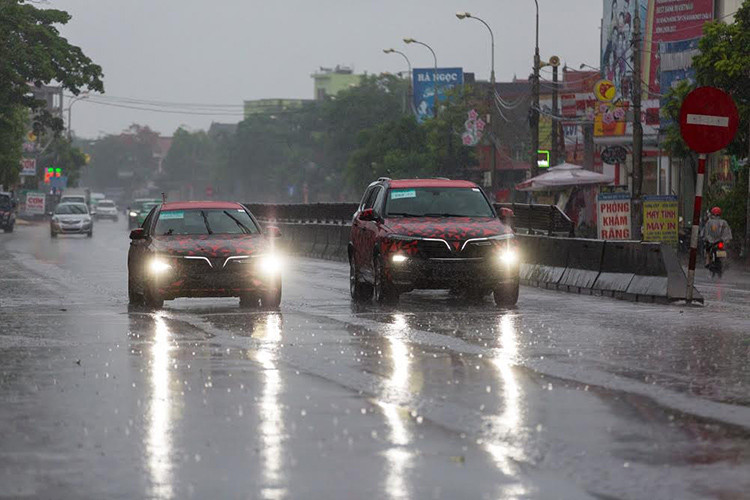 Trên chặng đường từ Thanh Hóa đến Hà Tĩnh, những cơn mưa rào mùa hạ không thể “làm khó” hai mẫu xe được sản xuất tại Việt Nam. Điều kiện đường trơn trượt cũng giúp bộ phanh Brembo phát huy tối đa hiệu quả.