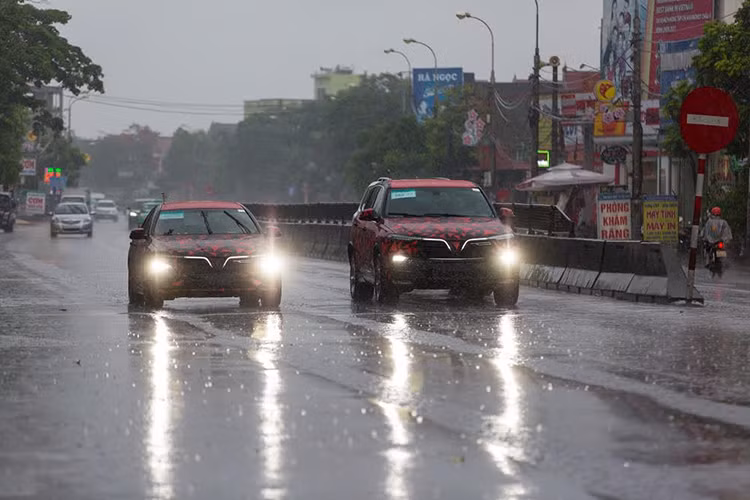 Trên chặng đường từ Thanh Hóa đến Hà Tĩnh, những cơn mưa rào mùa hạ không thể “làm khó” hai mẫu xe được sản xuất tại Việt Nam. Điều kiện đường trơn trượt cũng giúp bộ phanh Brembo phát huy tối đa hiệu quả.
