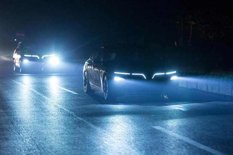 Ngay trong ngày chạy thử đầu tiên, hai chiếc xe đã được vận hành lúc trời tối trên đường cao tốc. Điều kiện ánh sáng kém khiến cặp đèn pha LED mang thương hiệu Hella được dịp “trổ tài”.. Khả năng chiếu sáng của cặp đèn pha được các chuyên gia đánh giá là tốt hơn kỳ vọng. Dải LED ở đầu và đuôi xe cũng vô cùng nổi bật, tạo nét riêng cho việc nhận diện thương hiệu VinFast.