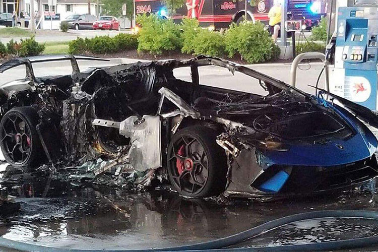 Vụ tai nạn thu hút sự quan tâm của cộng đồng mạng ngay sau khi một tài khoản có tên Parker Gelber đăng tải hình ảnh và clip về vụ cháy siêu xe Lamborghini Huracan Performante tại một cây xăng tại Mỹ.