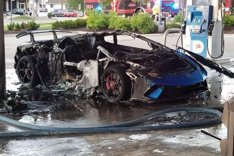Phía trước chiếc Huracan Performante “xấu số” bị cháy trơ khung này còn có một chiếc siêu xe Lamborghini mui trần màu đỏ khác đỗ bên cạnh, tuy nhiên, thật may mắn chiếc xe này vẫn bình an vô sự.