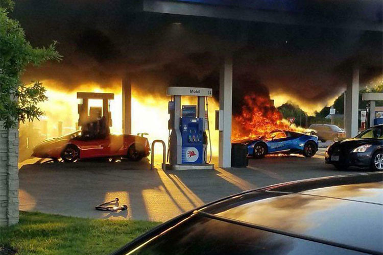 Theo như chủ tài khoản trên mạng xã hội - anh Parker Gelber mô tả, vụ tai nạn cháy siêu xe Lamborghini Huracan Performante xảy ra ở một cây xăng tại thành phố St. Louis, bang Missouri, Mỹ, vào khoảng 20 giờ tối hôm thứ bảy, ngày 7/7/2018 vừa qua.