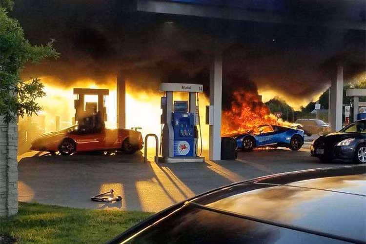 Theo như chủ tài khoản trên mạng xã hội - anh Parker Gelber mô tả, vụ tai nạn cháy siêu xe Lamborghini Huracan Performante xảy ra ở một cây xăng tại thành phố St. Louis, bang Missouri, Mỹ, vào khoảng 20 giờ tối hôm thứ bảy, ngày 7/7/2018 vừa qua.