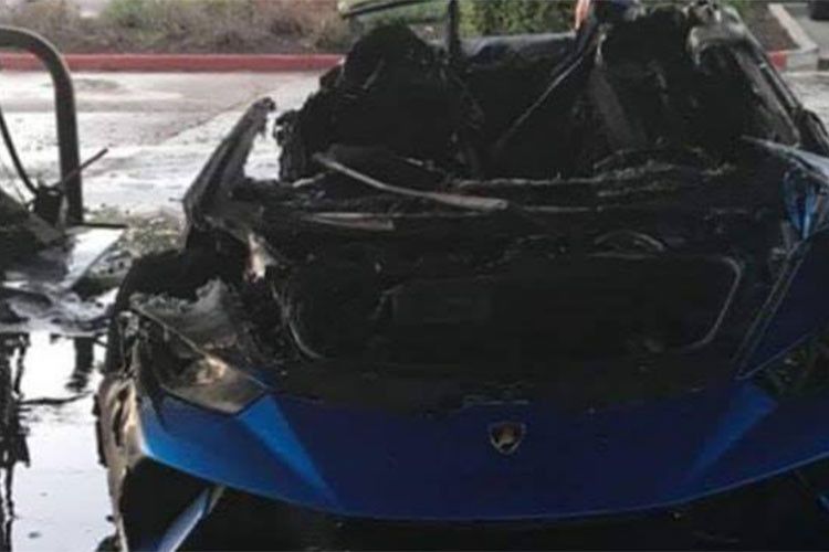 Ngay lập tức, vòi xăng bị sức kéo của chiếc minivan giật đứt, xăng phun ra như mưa và trút xuống chiếc siêu xe Lamborghini Huracan Performante đang đỗ gần đó. Xui thay, xăng lại rơi trúng khoang động cơ đang nóng của siêu bò Lamborghini Huracan, khiến chiếc xe lập tức bốc cháy.