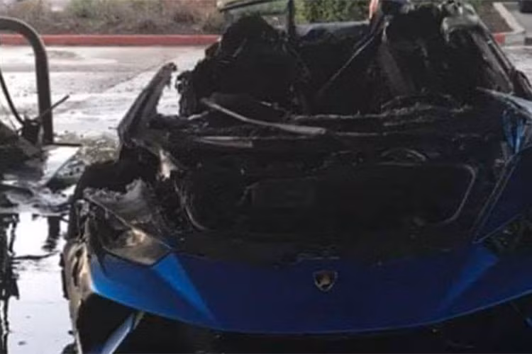 Ngay lập tức, vòi xăng bị sức kéo của chiếc minivan giật đứt, xăng phun ra như mưa và trút xuống chiếc siêu xe Lamborghini Huracan Performante đang đỗ gần đó. Xui thay, xăng lại rơi trúng khoang động cơ đang nóng của siêu bò Lamborghini Huracan, khiến chiếc xe lập tức bốc cháy.