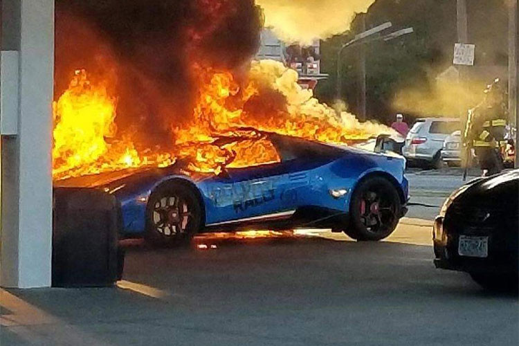 Nguyên nhân của vụ tai nạn là do một người lái chiếc minivan đã lơ đãng khi không nhấc vòi bơm ra khỏi miệng bình xăng mà thản nhiên lái đi.