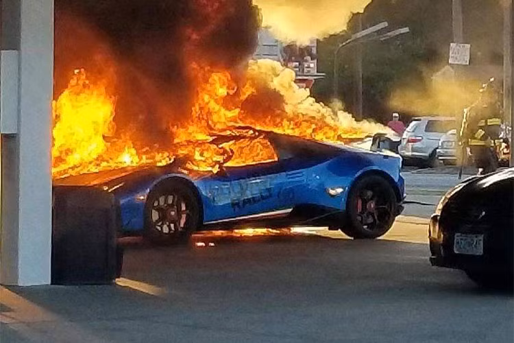 Nguyên nhân của vụ tai nạn là do một người lái chiếc minivan đã lơ đãng khi không nhấc vòi bơm ra khỏi miệng bình xăng mà thản nhiên lái đi.