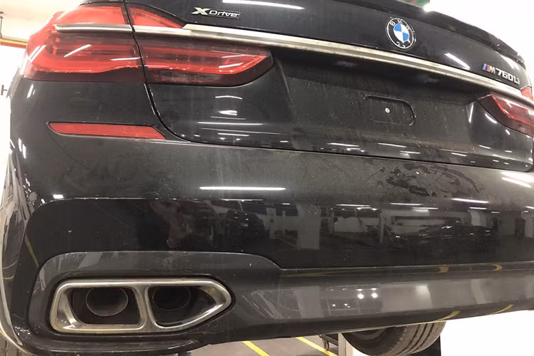 Chưa hết, hai thanh kim loại ốp ở hốc hút gió dưới cũng được làm tương tự như trên, phần khe hút gió ở cản dưới cũng được làm lại với ấu trúc đan xen với nhau. "Cặp mắt" trên xe sang BMW M760Li xDrive G12 sử dụng công nghệ đèn cao cấp nhất hiện nay - Laser Led cho ánh sáng "biến đêm thành ngày" tinh tế và đầy ấn tượng.