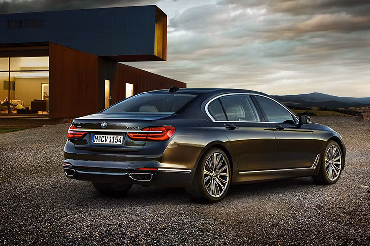 BMW M760Li xDrive G12 sở hữu "trái tim" V12 dung tích 6.6L Biturbo cho ra công suất 610 mã lực và mô-men xoắn 800 Nm. Mẫu xe sang này sẽ là đối thủ của Mercedes-Benz S65 AMG. Động cơ giúp xe tăng tốc từ 0 - 100 km/h chỉ với 3,7 giây trước khi đạt tốc độ tối đa điện tử 250 km/h hoặc 305 km/h nếu như khách hàng chọn lựa gói M Drive’s Package.