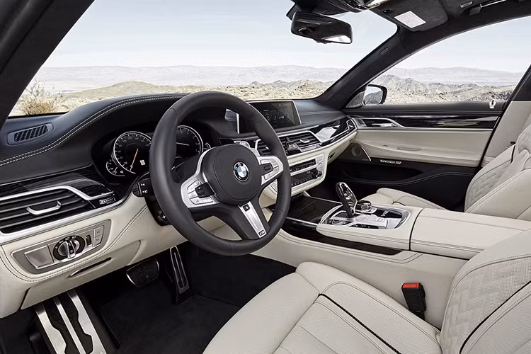 Sự sang trọng, đẳng cấp luôn được hãng xe xứ Bavaria tôn thờ để chiếc xe của mình luôn xứng đáng vị trí đầu bảng. Bên trong xe là ghế ngồi bọc da Nappa cao cấp, bảng điều khiển ốp gỗ, vô-lăng thể thao 3 chấu bọc da. Ngoài ra, xe còn được trang bị hệ thống thông tin giải trí iDrive mới, màn hình cảm ứng 10,25 inch hiện đại cùng công nghệ điều khiển bằng cử chỉ, hệ thống âm thanh Bowers &amp; Wilkins.