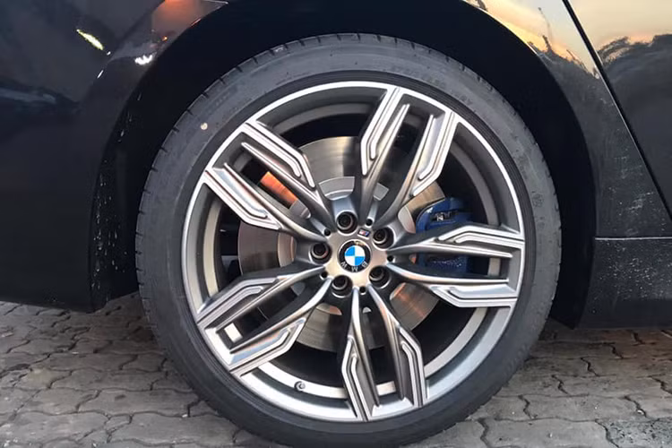 Thay vào đó, BMW đã tinh chỉnh lại một số chi tiết nhỏ nhưng không kém phần quan trọng để gia tăng vẻ mạnh mẽ và thể thao cho chiếc siêu sedan này. Nếu như ở phiên bản 7-Series thông thường, tấm ốp "hốc mũi" sẽ là thanh kim loại ma chrome sáng bóng thì ở M760Li xDrive G12 lại là thanh kim loại nhưng sơn mờ màu ghi xám ánh nâu tuyệt đẹp.