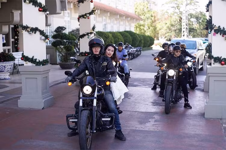 Mặc dù không có nhiều chiếc xe tham dự sự kiện này, chỉ khoảng 10 chiếc. Tuy nhiên nó cũng khiến cho cô dâu và cả nhà gái bất ngờ và ngạc nhiên.