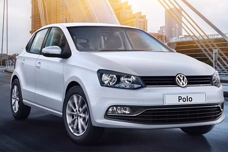 Ngoài ra, các chi tiết nội thất cũng được thiết kế hiện đại, hệ thống thông tin giải trí và trang bị an toàn... sẽ rút gọn, nhưng đủ cho nhu cầu của người sử dụng. Trong tương lai, Volkswagen Ấn Độ cho biết sẽ sử dụng động cơ 1.0L thay thế hoàn toàn cho loại 1.2L trước đây.