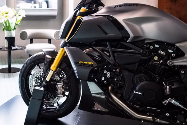 Xe sử dụng phuộc Ohlins cao cấp ở cả phía trước và sau, hệ thống phanh trước với heo Brembo M50, cùm phanh trước piston 18mm kèm ABS.