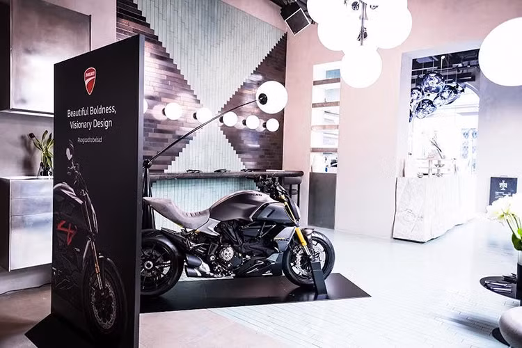 "Materico" tiếng Ý có nghĩa là vật liệu, và tên gọi này đã nói lên điểm đặc biệt của Ducati Diavel 1260S Materico. Với chiếc xe, hãng xe máy Ducati đã khiến cho phiên bản Diavel 1260S bình thường trở nên thời trang và cá tính hơn bằng cách phô bày vẻ đẹp của các vật liệu chế tạo.