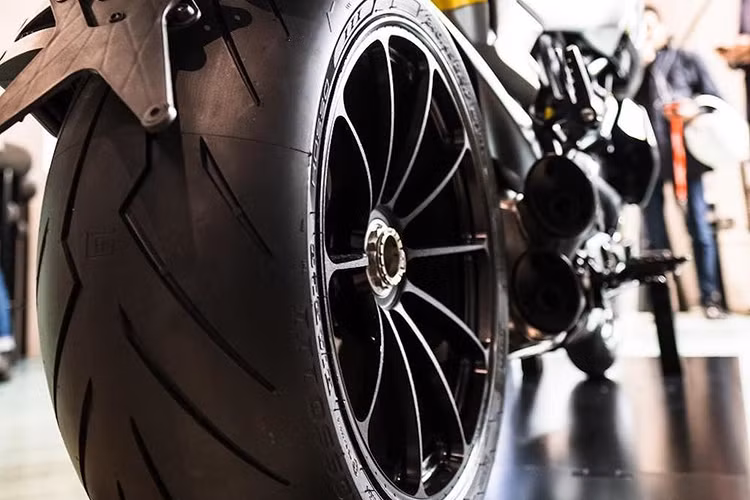 Ngoài ra, bộ mâm 10 cây trọng lượng nhẹ và đèn pha dạng LED hiện đạiu ban ngày tích hợp vào chóa pha giống như "người anh em" XDiavel.