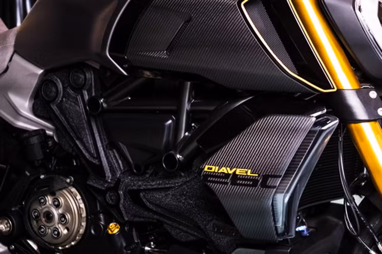 Ducati Diavel 1260S Materico cũng sẽ vẫn chia sẻ chung cỗ máy L-Twin Testastretta DVT 1262 với người anh em XDiavel, hối động cơ sẽ cho công suất 157 mã lực và mô-men xoắn 117Nm.