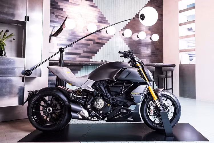 Thay vì truyền tới bánh sau bằng dây đai, nguồn sức mạnh này được dẫn qua xích tải truyền thống. Để có thể chịu được sức mạnh động cơ, bộ khung của Diavel 1260 cũng đã được thừa hưởng từ XDiavel.