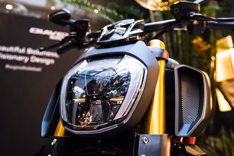 Thay vì sơn màu, phần bình xăng của mẫu xe power cruiser Ducati Diavel 1260S Materico đã được phay xước và phủ bóng, trong khi cặp hốc hút gió bên dưới cũng là sợi carbon trần. Bộ yên xe được bọc trong nhung màu xám, với logo Diavel gắn phía trên.