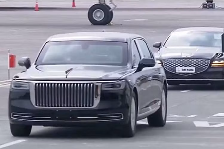 Mới đây, Chủ tịch Trung Quốc Tập Cận Bình đã có chuyến thăm Mỹ trong khuôn khổ cuộc gặp thượng đỉnh Trung - Mỹ trước thềm Hội nghị cấp cao Diễn đàn Hợp tác kinh tế châu Á - Thái Bình Dương (APEC) diễn ra từ ngày 14-17/11. Đội xe limo màu đen chở ông Tập và phái đoàn Trung Quốc di chuyển trên đường phố San Francisco có sự xuất hiện của một mẫu xe rất hiếm gặp - Hồng Kỳ N701 siêu sang.