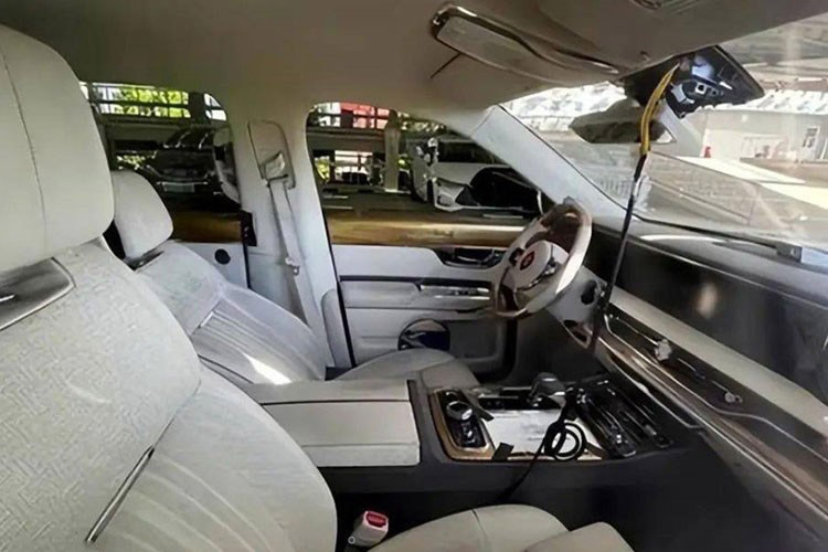 Trong đó, động cơ V8, tăng áp, dung tích 4.0L tạo ra công suất tối đa 360 mã lực và mô-men xoắn cực đại 550 Nm. Động cơ xăng V12, dung tích 6.0L của hãng sản sinh công suất tối đa 408 mã lực hoặc 375 mã lực.