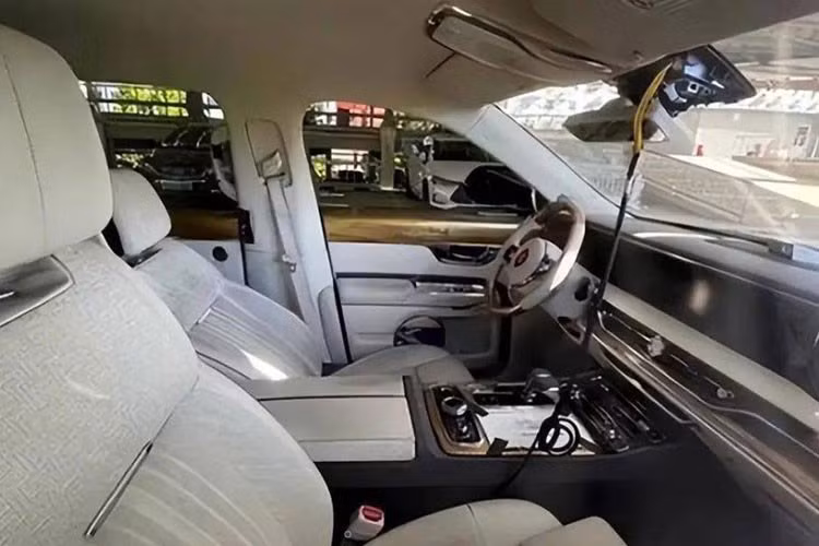 Trong đó, động cơ V8, tăng áp, dung tích 4.0L tạo ra công suất tối đa 360 mã lực và mô-men xoắn cực đại 550 Nm. Động cơ xăng V12, dung tích 6.0L của hãng sản sinh công suất tối đa 408 mã lực hoặc 375 mã lực.