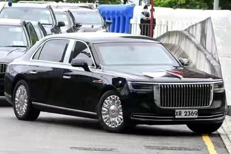 Tại Việt Nam, thương hiệu Hồng Kỳ gia nhập thị trường vào đầu năm 2022 với 2 sản phẩm là mẫu sedan Hồng Kỳ H9 giá từ 1,508 tỷ và chiếc SUV chạy điện Hồng Kỳ E-HS9, giá từ 2,768 tỷ đồng.