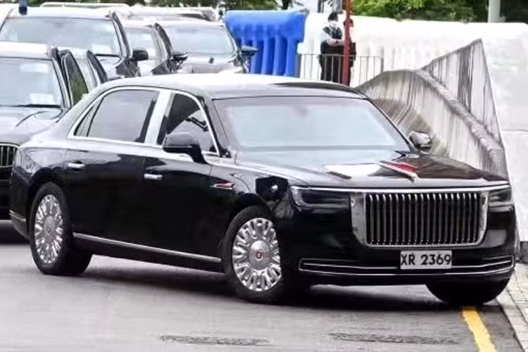 Tại Việt Nam, thương hiệu Hồng Kỳ gia nhập thị trường vào đầu năm 2022 với 2 sản phẩm là mẫu sedan Hồng Kỳ H9 giá từ 1,508 tỷ và chiếc SUV chạy điện Hồng Kỳ E-HS9, giá từ 2,768 tỷ đồng.