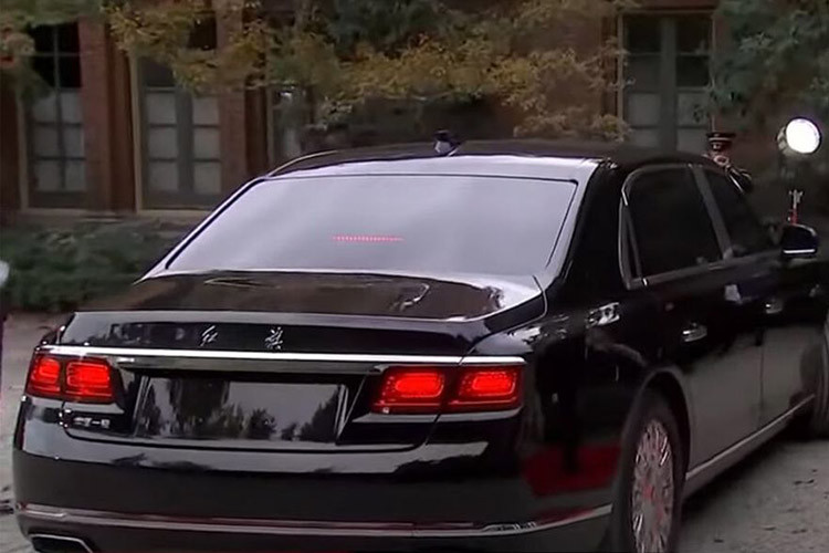 Về thiết kế, Hồng Kỳ N701 được nhận xét là có nhiều đường nét tương đồng với mẫu xe sang đến từ thương hiệu Anh quốc - Rolls-Royce. Điều này được thể hiện rõ ràng nhất ở khu vực đầu xe với lưới tản nhiệt cỡ lớn mạ crôm, rãnh lưới đặt dọc.