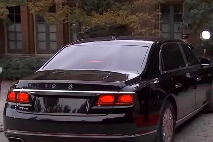 Về thiết kế, Hồng Kỳ N701 được nhận xét là có nhiều đường nét tương đồng với mẫu xe sang đến từ thương hiệu Anh quốc - Rolls-Royce. Điều này được thể hiện rõ ràng nhất ở khu vực đầu xe với lưới tản nhiệt cỡ lớn mạ crôm, rãnh lưới đặt dọc.