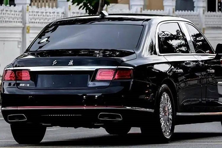 Hồng Kỳ là một thương hiệu con thuộc First Auto Works (FAW) - một trong những tập đoàn ôtô lớn nhất Trung Quốc. Mỗi năm, FAW sản xuất hàng triệu ôtô con, xe tải, xe buýt và nhiều loại phương tiện giao thông khác.