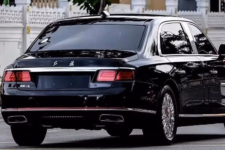 Hồng Kỳ là một thương hiệu con thuộc First Auto Works (FAW) - một trong những tập đoàn ôtô lớn nhất Trung Quốc. Mỗi năm, FAW sản xuất hàng triệu ôtô con, xe tải, xe buýt và nhiều loại phương tiện giao thông khác.