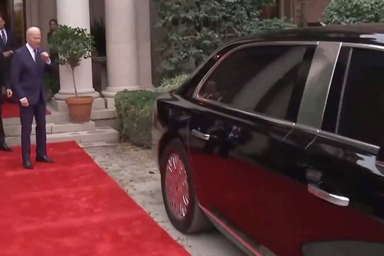 Đèn pha có thiết kế khá đơn giản, nối liền với mặt ca lăng. Logo hình lá cờ đỏ đặc trưng của thương hiệu Hồng Kỳ xuất hiện ở khu vực nắp capo và vòm bánh trước. Mâm xe 21 inch mạ crôm. Đuôi xe có đèn hậu LED hình chữ nhật ở hai bên, được nối với nhau bằng nẹp crôm vắt ngang qua cửa cốp.