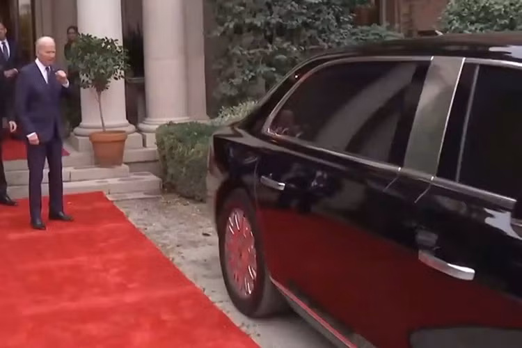 Đèn pha có thiết kế khá đơn giản, nối liền với mặt ca lăng. Logo hình lá cờ đỏ đặc trưng của thương hiệu Hồng Kỳ xuất hiện ở khu vực nắp capo và vòm bánh trước. Mâm xe 21 inch mạ crôm. Đuôi xe có đèn hậu LED hình chữ nhật ở hai bên, được nối với nhau bằng nẹp crôm vắt ngang qua cửa cốp.