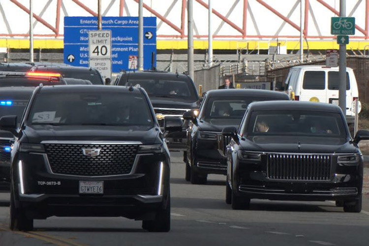 Trang tin Daily Mail cho biết chiếc sedan Hồng Kỳ N701 của ông Tập có thể chịu được tác động từ những quả bom nhỏ và được trang bị cả hệ thống nén khí để bảo vệ vị lãnh đạo này trước các cuộc tấn công hóa học.