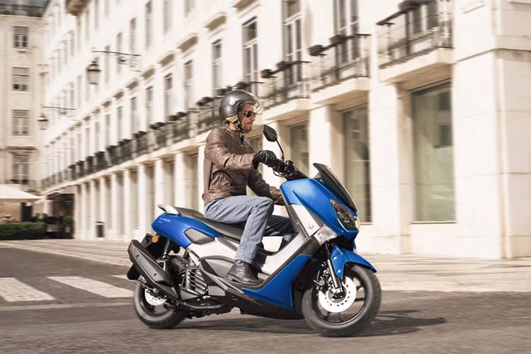 Xe có chiều dài 1.955 mm dài, rộng 740 mm và cao 1.115 mm, chiều cao yên xe 765 mm. Trọng lượng khô chiếc xe đạt 127kg và sở hữu cốp xe dung tích lên tới 30 lít với bình xăng đặt phía trước người lái. Đáng tiếc trên mẫu xe tay ga mới này, hệ thống chìa khoá thông minh tự ngắt giống NVX155 vẫn chưa được Yamaha tích hợp.