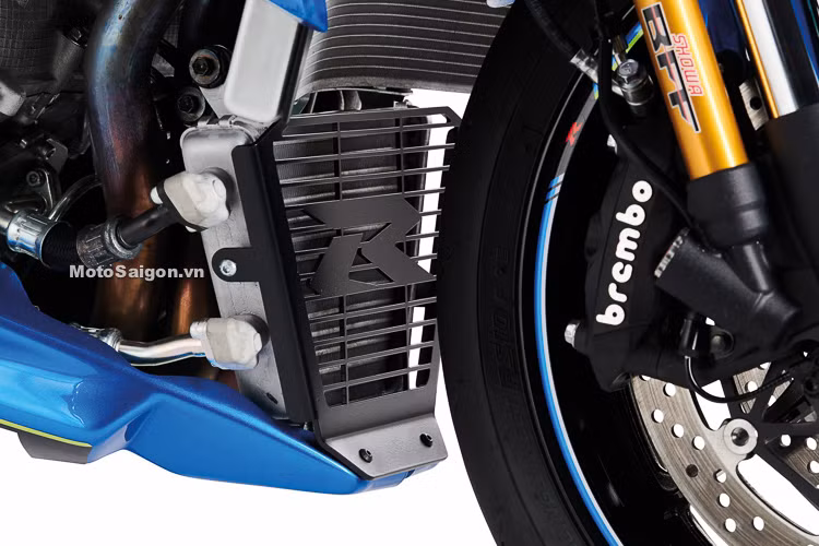 Về mặt trang bị, Suzuki Virus 1000R 2019 còn nổi bật với cặp phuộc hành trình ngược ở trước mang thương hiệu Ohlins và giảm xóc lò xo trụ đơn Showa ở sau. Đi kèm là hệ thống phanh Brembo đắt tiền và phanh an toàn ABS. Mặt đồng hồ của xe là màn hình LCD nền tối và ký tự sáng giúp tăng độ tương phản, hiển thị dễ nhìn hơn.