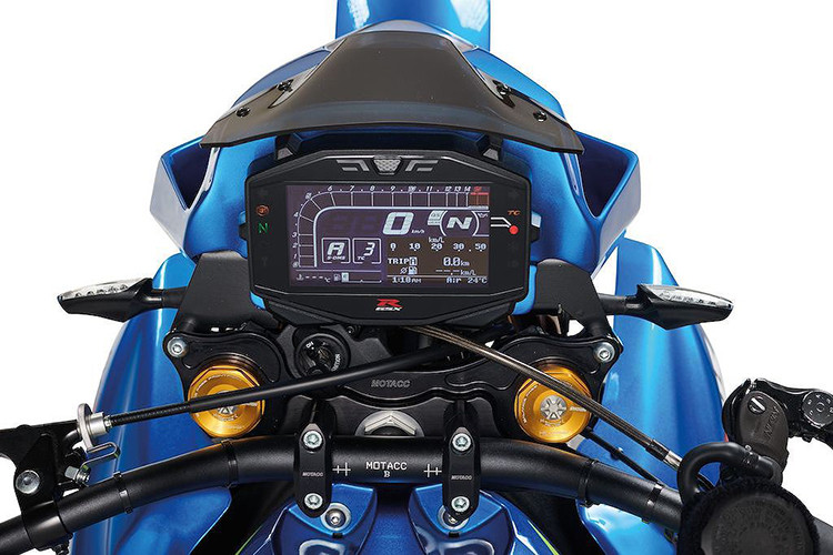 Nói cách khác, chiếc xe môtô Suzuki Virus 1000R 2019 thừa hưởng khối động cơ mạnh mẽ của chiếc sport bike Suzuki GSX-R1000R. Cụ thể, khối động cơ của Virus 1000R 2019 là loại 4 xylanh, 4 thì, DOHC, dung tích 999cc, làm mát bằng dung dịch, tích hợp công nghệ van biến thiên SR-VVT, sản sinh công suất 202 mã lực tại tua máy 13.200 vòng/phút và mômen xoắn 118 Nm tại tua máy 10.800 mã lực.